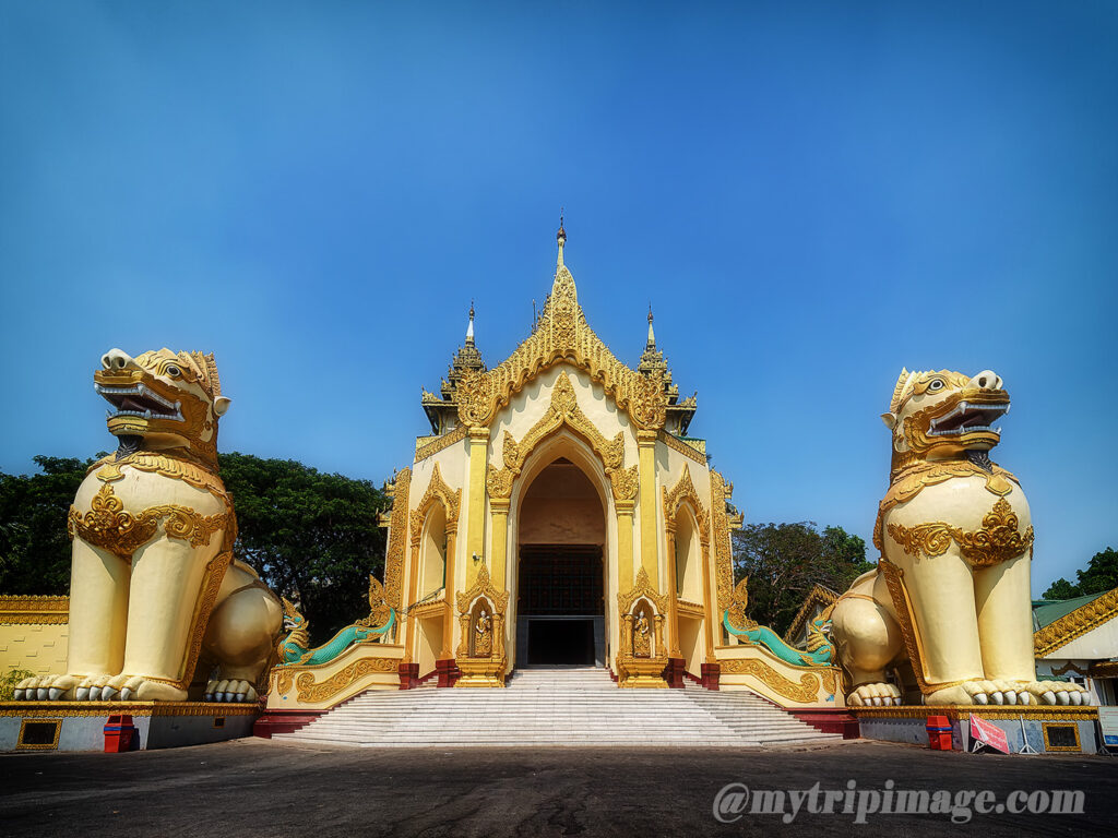 West entrance of Shwedagon Pagoda (1)