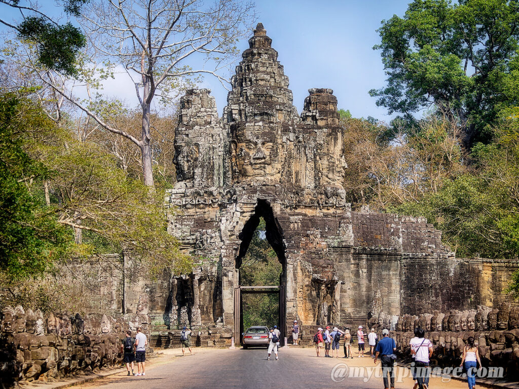 The south gate of Angkor Thom (2)
