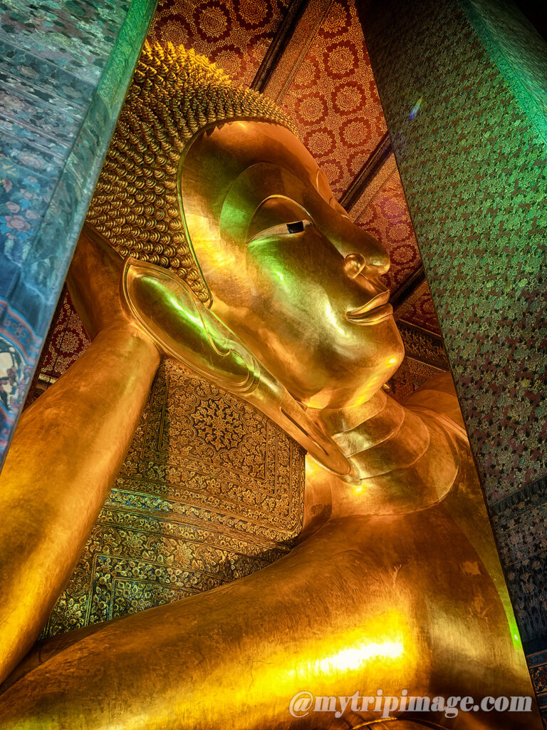 The reclining Buddha statue at Wat Pho (2)