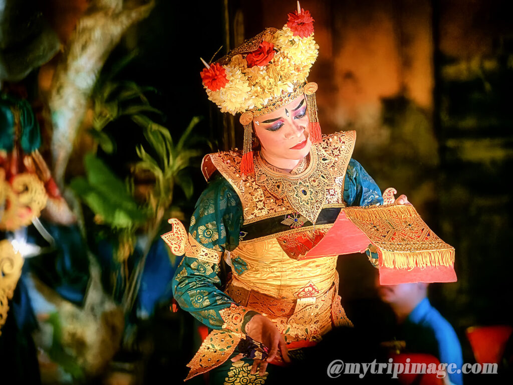 Barong Dance at Ubud Palace - Part.1 (2)